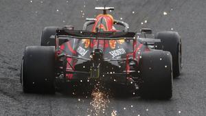 El Red Bull-Honda de Max Verstappen saca chispas en Spa.