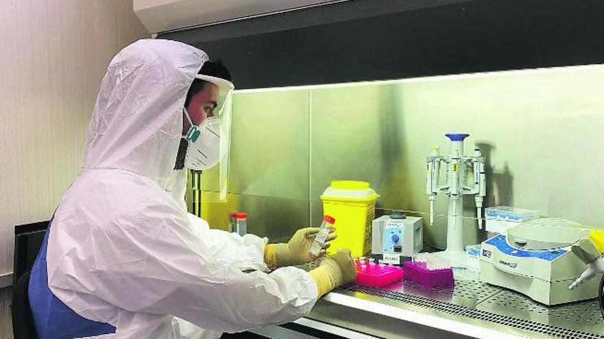 Pruebas en un laboratorio en la lucha contra el coronavirus.