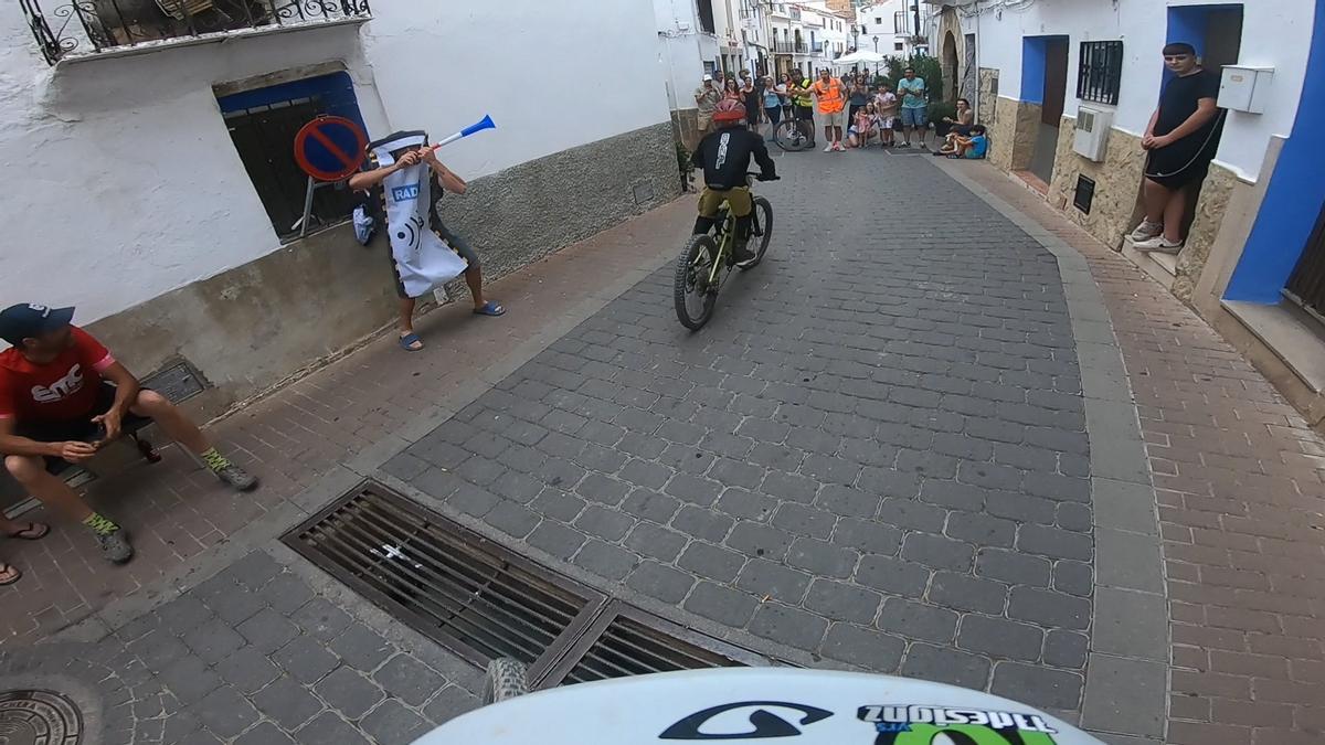 Quim Blasco, del CC Ontinyent, durante la carrera de BTT en Sot de Chera.
