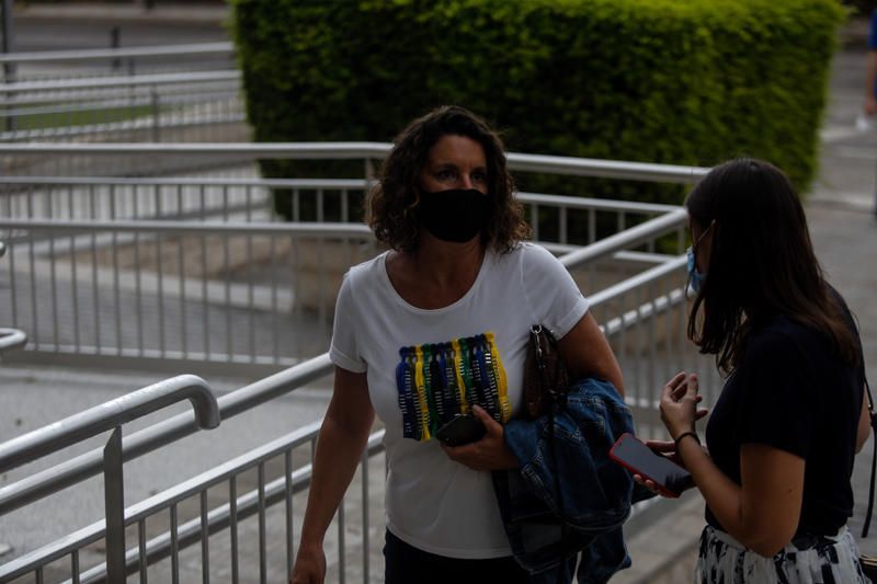 Compañeros y amigos de Ramón Vilar le despiden en el tanatorio de València