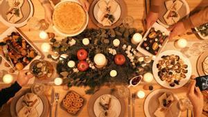 En las comidas y cenas navideñas solemos pasarnos tanto con la comida como con la bebida