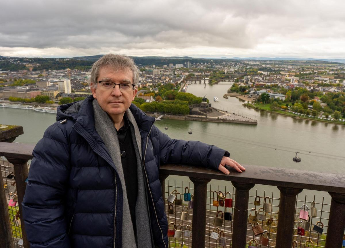 Santiago Posteguillo en la fortaleza de Ehrenbreitstein, con la confluecia de los ríos Mosela y Rin a su espalda