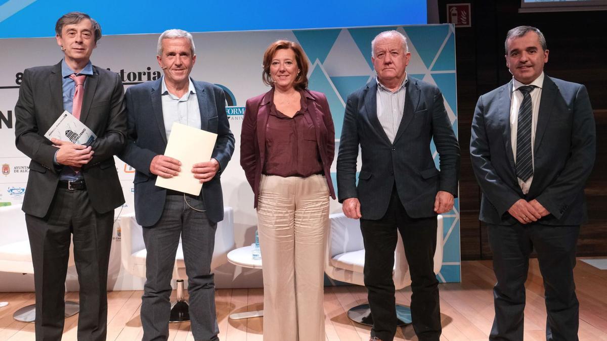 Los ponentes de la mesa, moderada por Manuel Alarcón, de INFORMACIÓN, tras su intervención en el Foro sobre Municipalismo