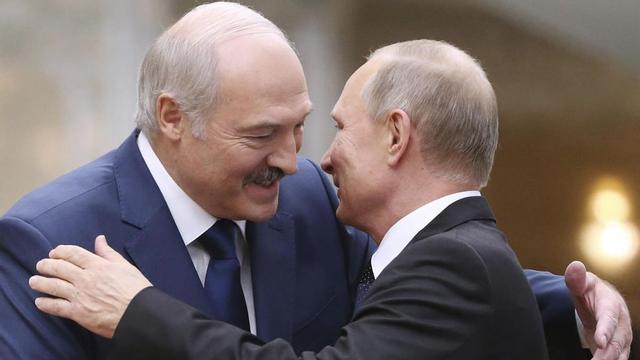 El presidente bielorruso, Aleksándr Lukashenko, y el ruso, Vladímir Putin, se saludan durante un encuentro en el 2017.