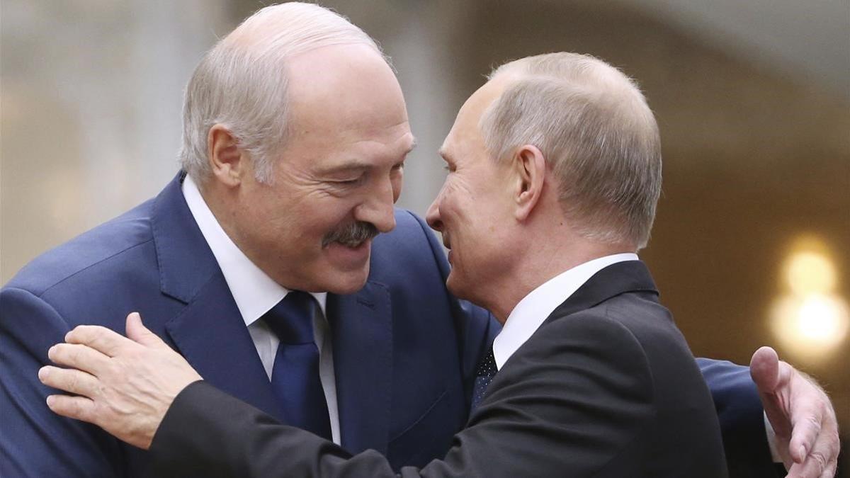 El presidente bielorruso, Aleksándr Lukashenko, y el ruso, Vladímir Putin, se saludan durante un encuentro en el 2017.