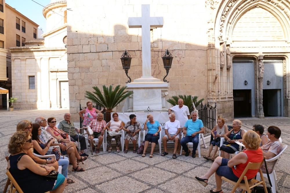 Vecinos de Callosa de Segura llevan 7 meses vigilando para que no retiren la Cruz