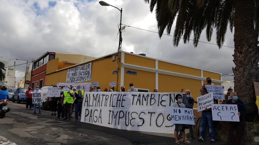 Los vecinos de Almatriche Bajo se movilizan para reclamar la creación de aceras