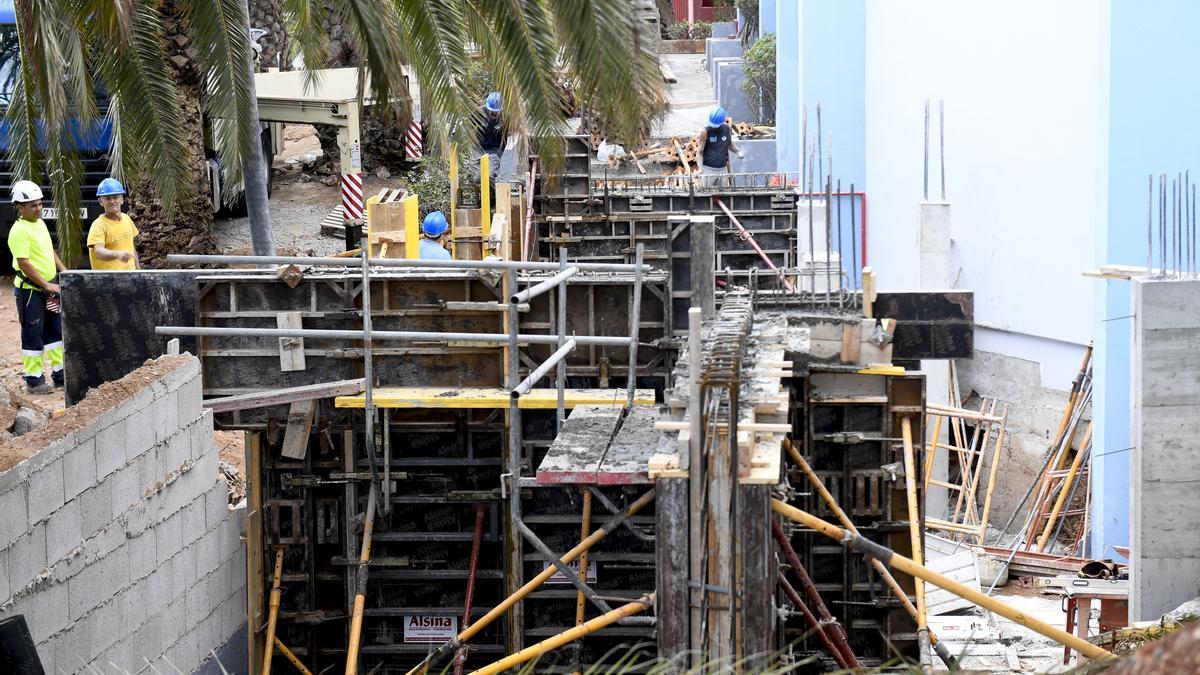 Obras en la caja escénica del teatro de Telde