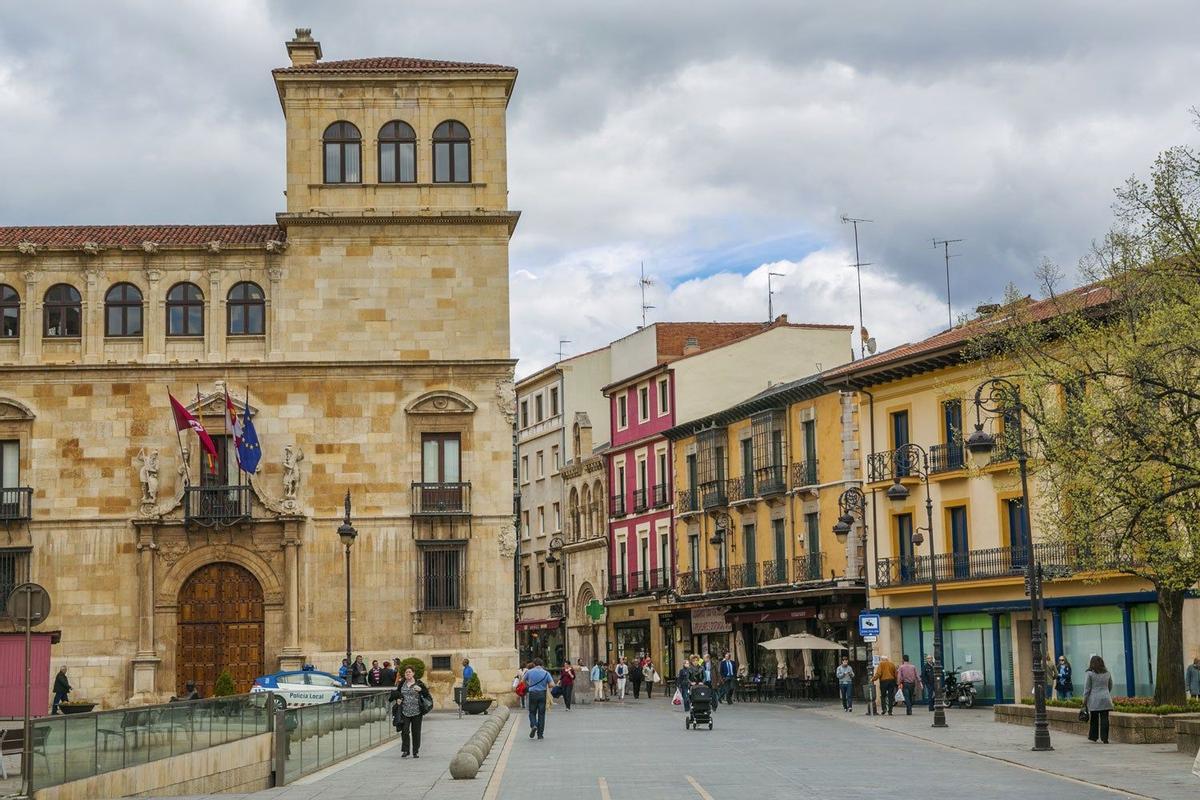 Palacio de los Guzmanes, en la plaza San Marcelo