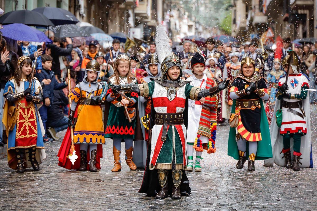 La lluvia concede una tregua a la Gloria Infantil de Alcoy La lluvia concede una tregua a la Gloria Infantil de Alcoy