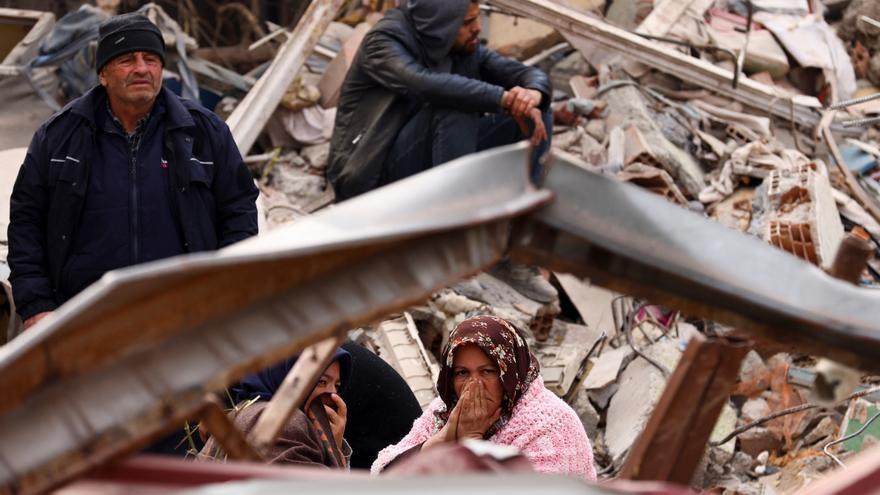 La supervivencia bajo los escombros de Turquía disminuye tras más de 100 horas