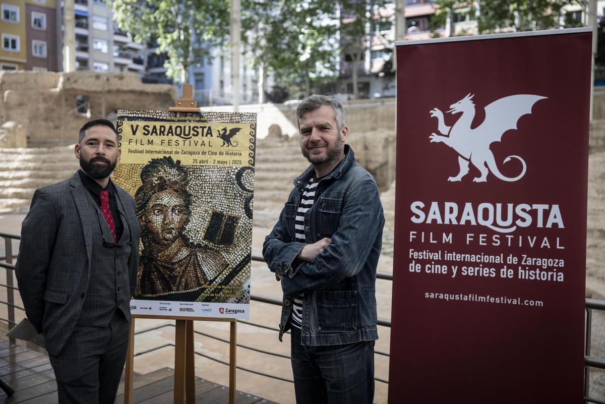 El estonio Jaak Kilmi y el chileno_Cristóbal Vargas, este lunes, en el Museo del Teatro Romano de Zaragoza.