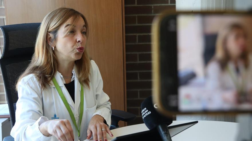 La doctora Clara Joaquín, membre de la Societat Catalana d'Endocrinologia i Nutrició i cap de secció de Nutrició i Obesitat de l'Hospital Germans Trias i Pujol de Badalona, en una entrevista amb l'ACN a l'hospital.