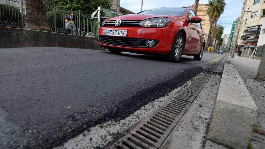 Uno de los recientes reductores de velocidad instalados en la avenida de Vigo. // G. Santos