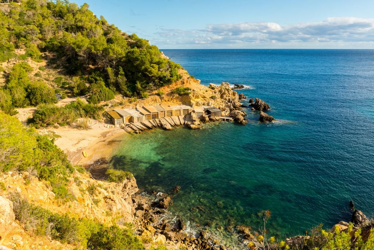 Cala d'en Serra, una de las más espectaculares de la isla blanca