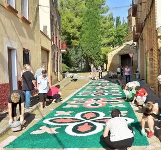 Rivas vuelve a tejer alfombras en sus calles
