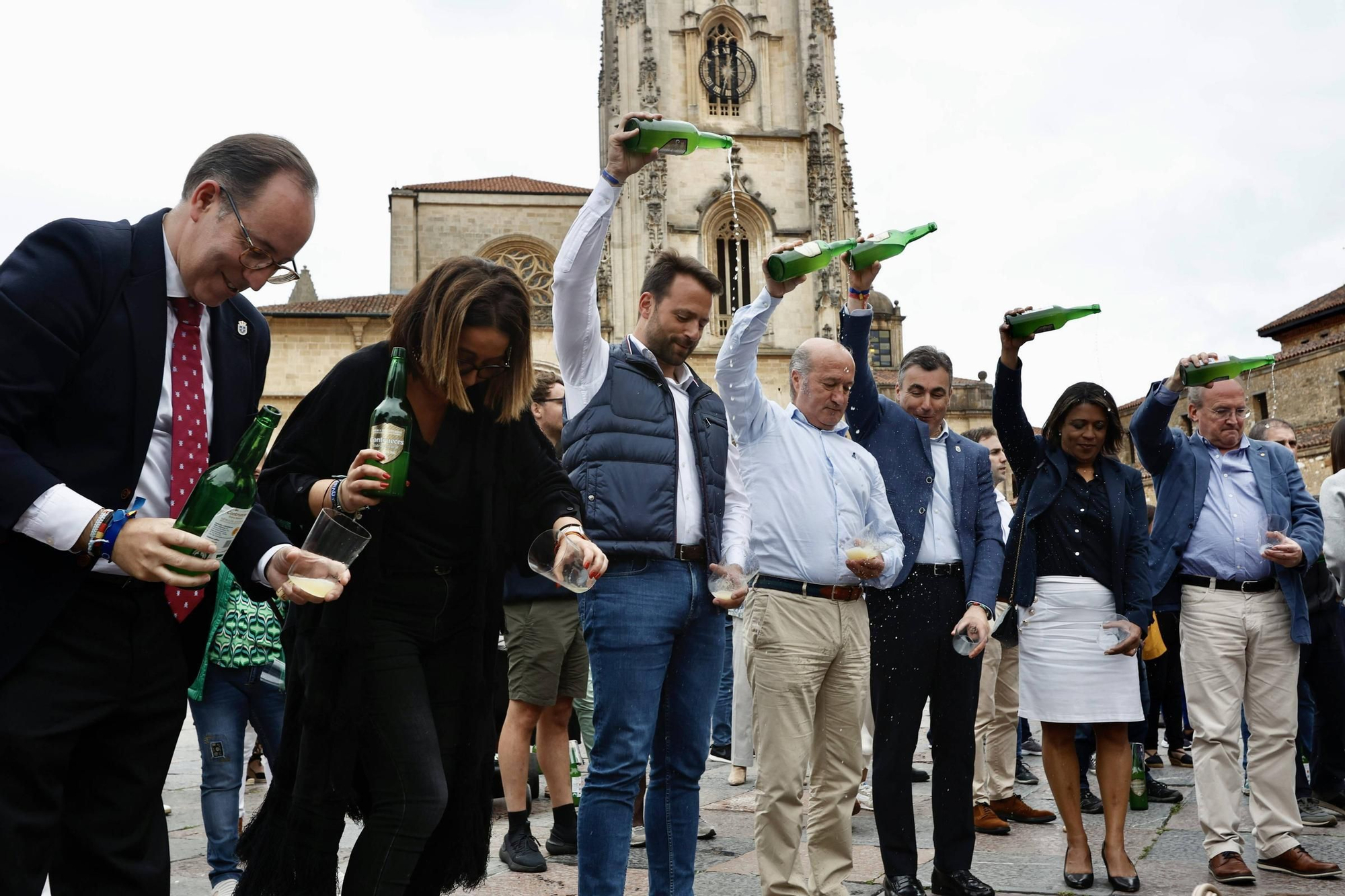 Cientos de brazos al aire junto a la Catedral de Oviedo para que la sidra sea patrimonio de la humanidad
