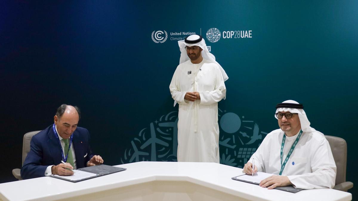 El presidente de Iberdrola, Ignacio Galán, el presidente de Masdar y presidente de la COP28, Sultan Al Jaber, y el CEO de Masdar,Mohamed Jameel Al Ramahi