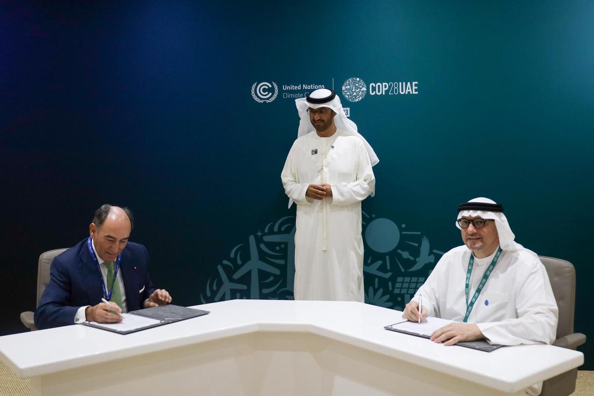 El presidente de Iberdrola, Ignacio Galán, el presidente de Masdar y presidente de la COP28, Sultan Al Jaber, y el CEO de Masdar,Mohamed Jameel Al Ramahi