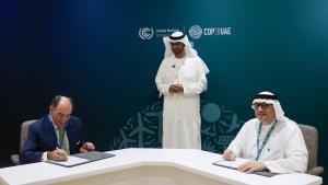El presidente de Iberdrola, Ignacio Galán, el presidente de Masdar y presidente de la COP28, Sultan Al Jaber, y el CEO de Masdar,Mohamed Jameel Al Ramahi