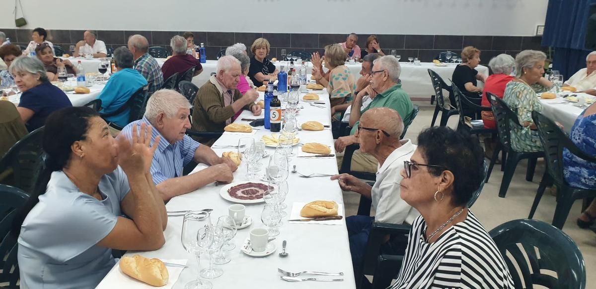 La asociación de jubilados de Venialbo honran a San joaquín y Santa Ana