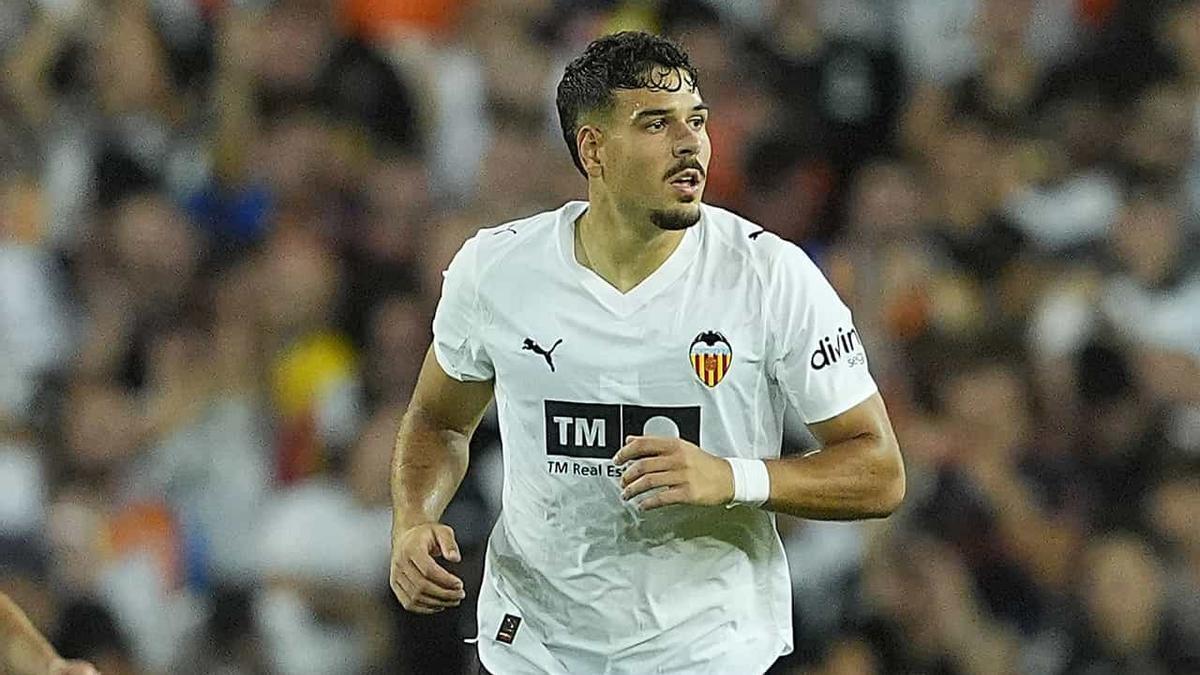 Filip Ugrinic con la elástica valencianista