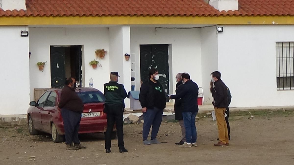 La Guardia Civil conversa con algunos de los jornaleros durante el desalojo de Somonte.