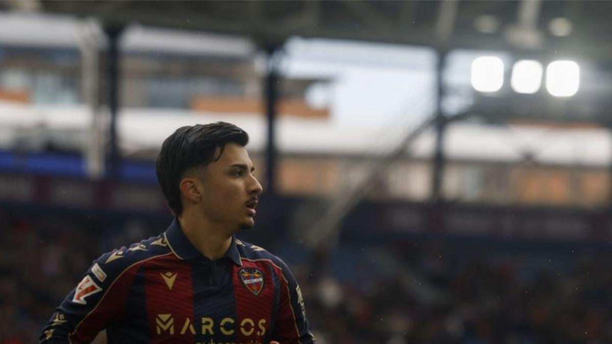 Paco Cortés, durante el encuentro ante el Girona en el Ciutat de València