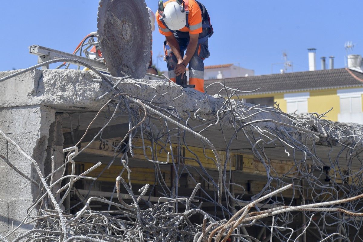 Así continúa el derribo del mamotreto de Santa Brígida