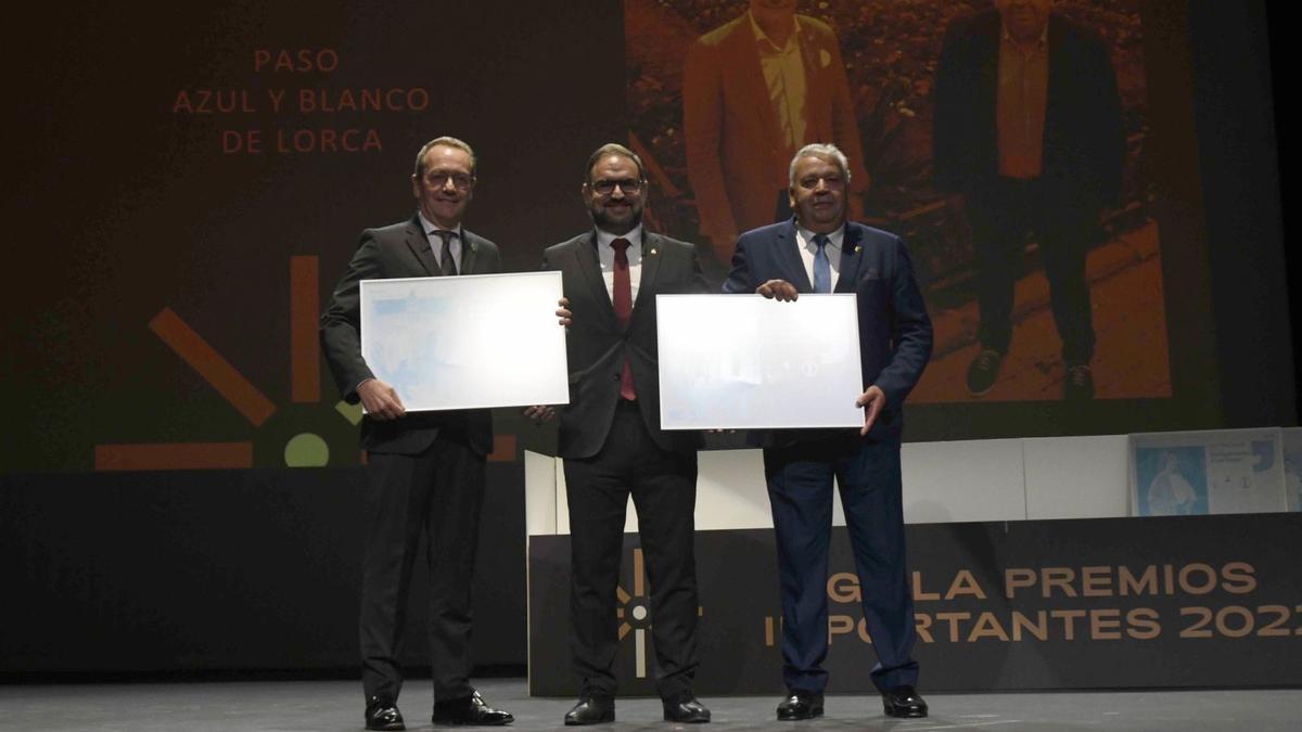 Ramón Mateos, presidente del Paso Blanco; y José María Miñarro, presidente del Paso Azul, reciben el Premio Importante de septiembre.