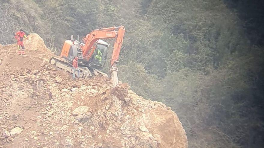 Así están provocando derrumbes en la larga obra del argayo de Soto de la Barca (Tineo)