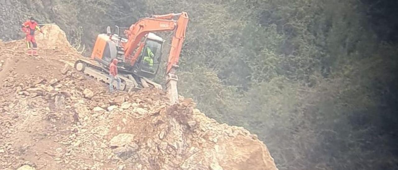 Así están provocando derrumbes en la larga obra del argayo de Soto de la Barca (Tineo)