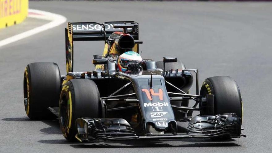 Fernando Alonso, ayer durante la clasificación en el circuito urbano de Bakú. // Zurab Kurtsikidze