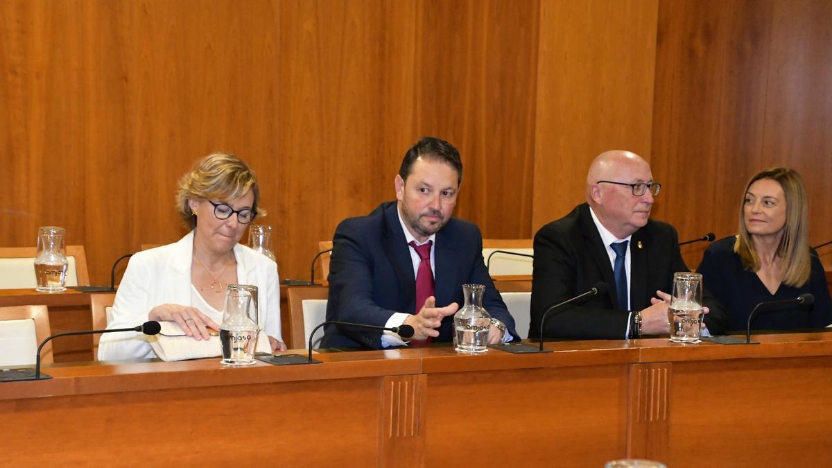 Imagen de archivo del portavoz de Vox, José Marcos Pons, el segundo por la izquierda, junto a la alcaldesa (izq.) y los concejales de CpJ (derecha) Juan Ortolá y Mavi Pérez