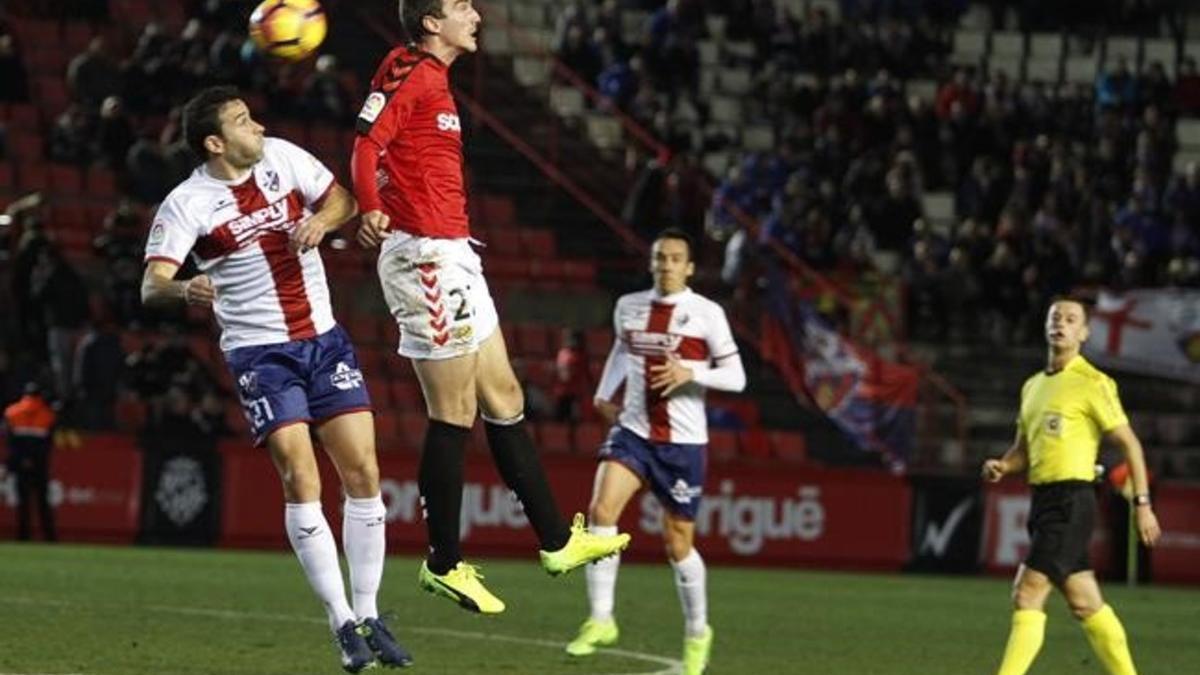 Una jugada del Nàstic-Huesca.