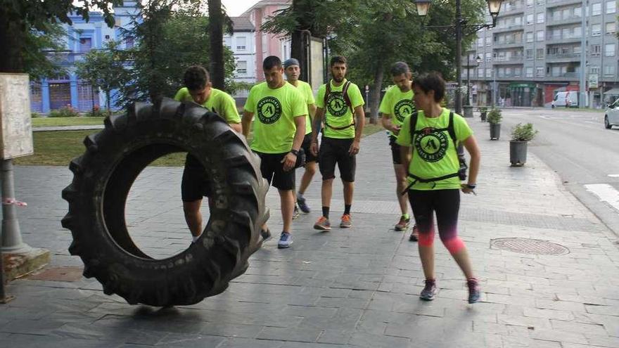 El grupo de voluntarios, a su paso por Grado.