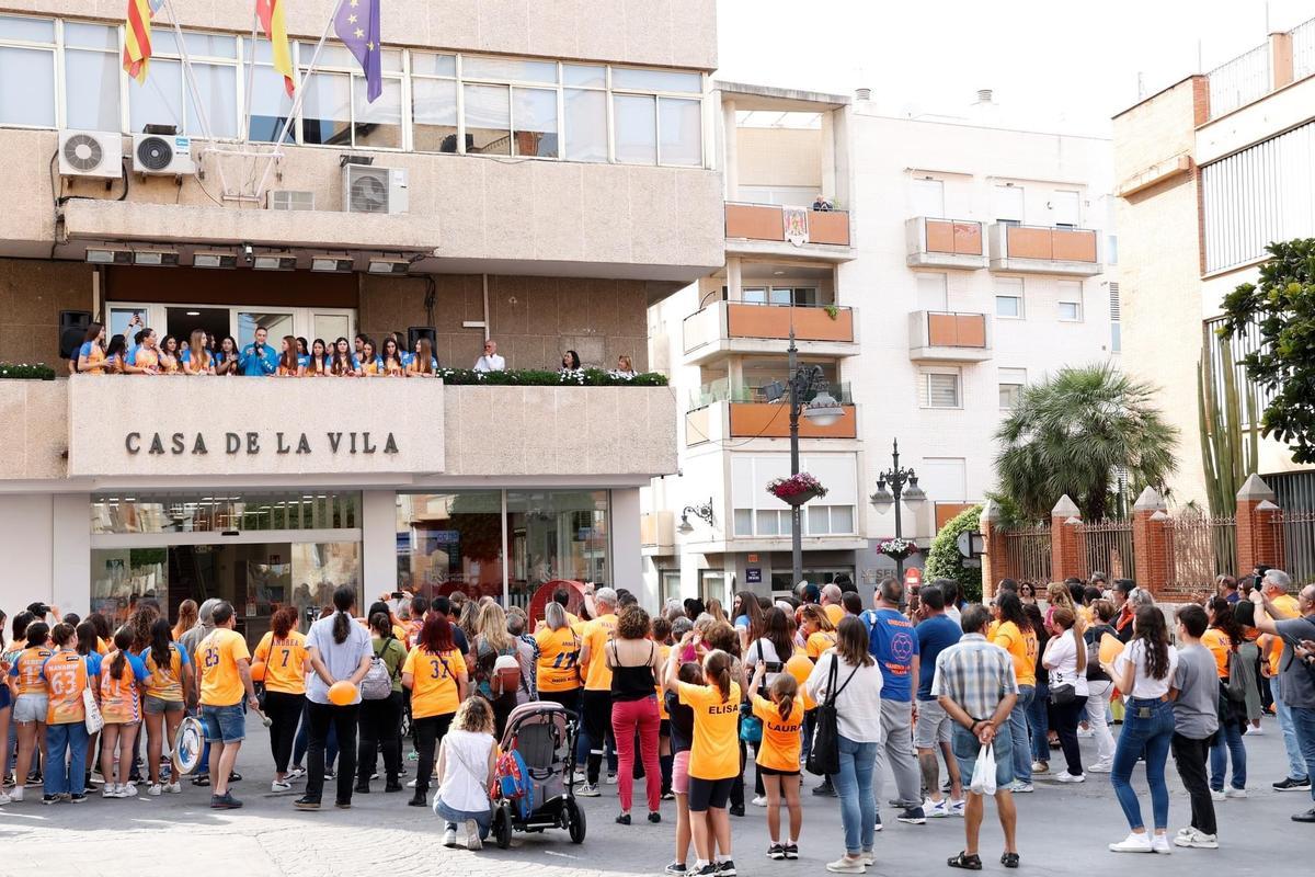 Las jugadoras ofrecieron el título de campeonas de España Cadetes a su afición desde el balcón del ayuntamiento de Mislata.