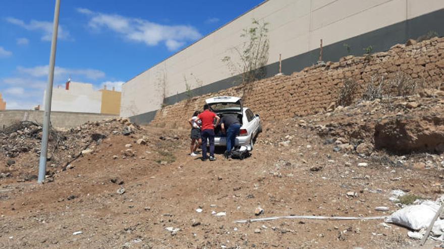 Imagen del lugar donde el ahora detenido dejó abandonado el Hyundai blanco, con su pareja y un bebé de corta edad en su interior.