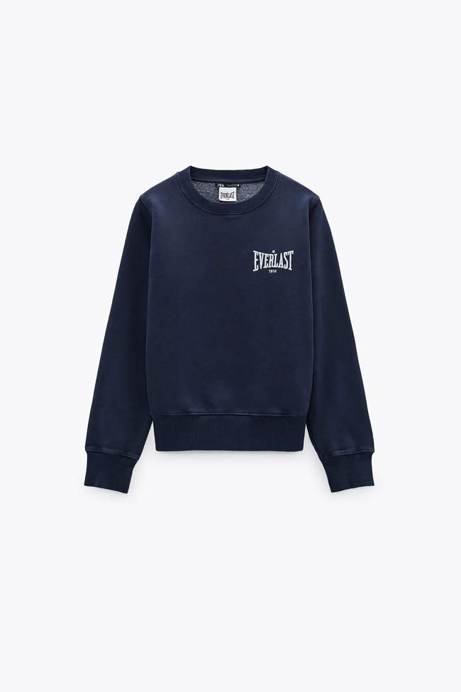 Sudadera azul con logo de Everlast, de Zara
