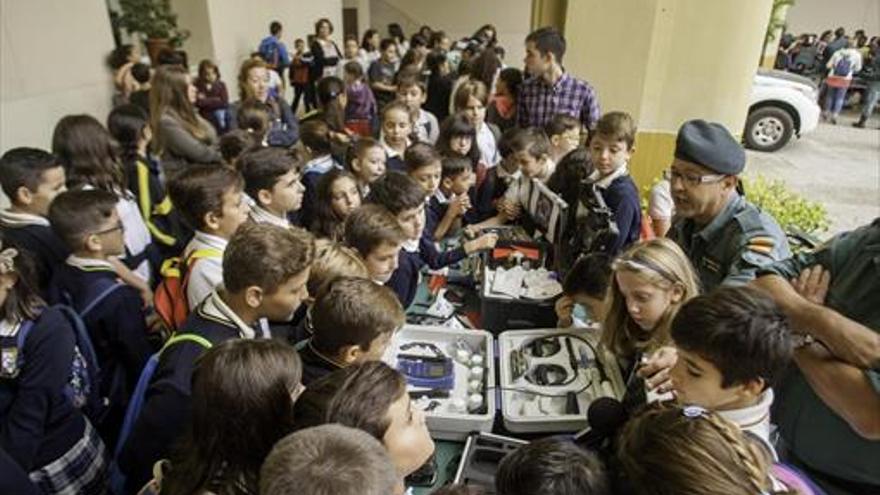 La Guardia Civil se abre a los niños en Badajoz