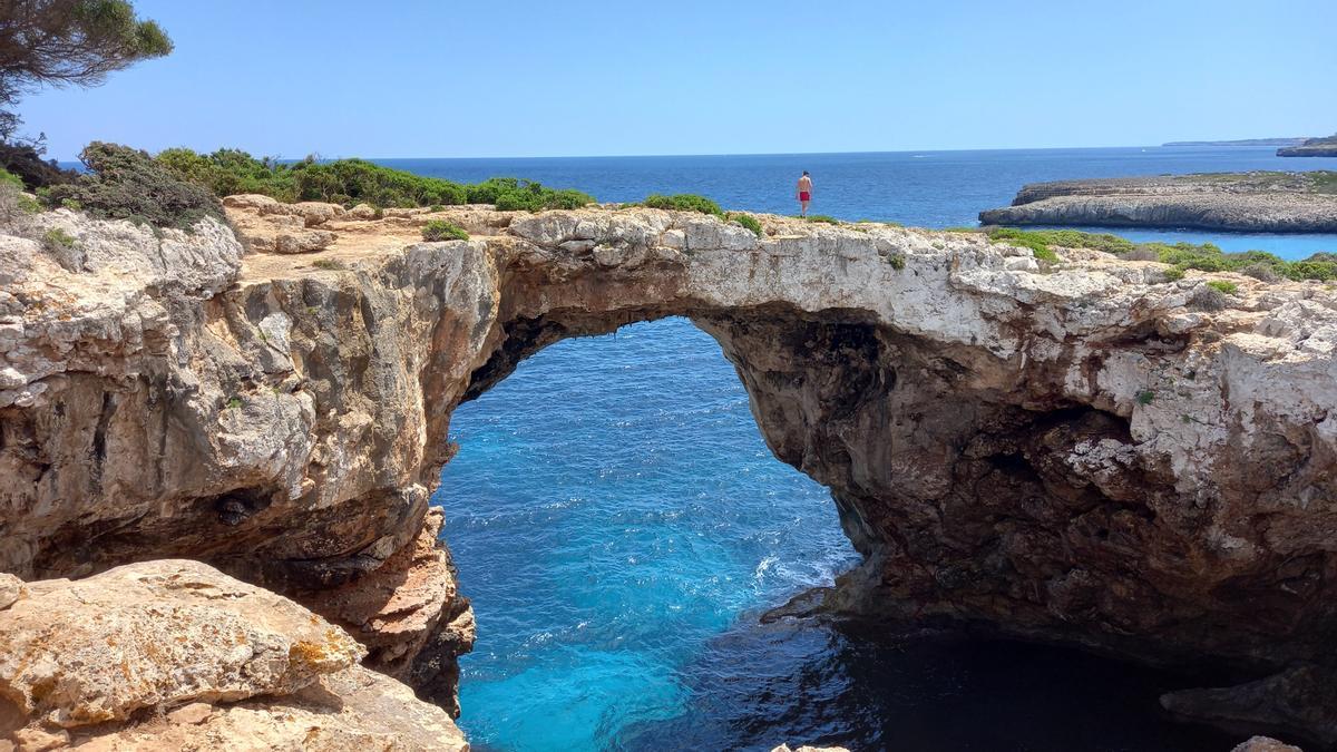 Felsentor bei Cala Varques.