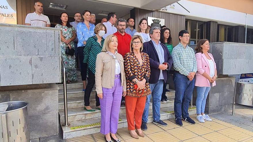 El Ayuntamiento guarda un minuto de silencio por la mujer asesinada en Tenerife.