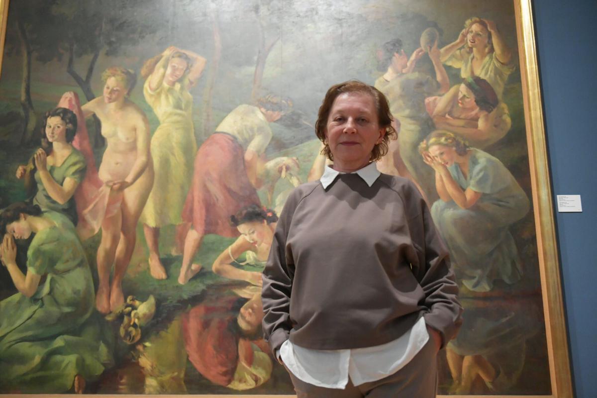 La conservadora del Museo de Bellas Artes, Filo Dorrego, delante del cuadro 'Juventud' de Julia Minguillón.