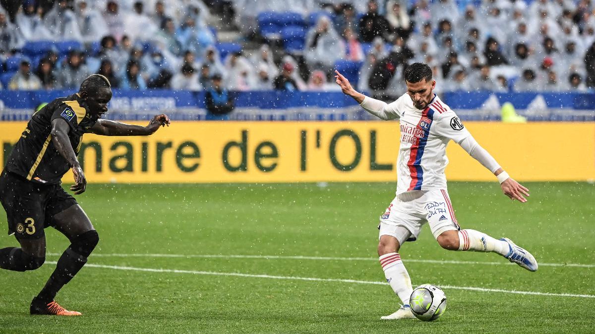 El jugador del Lyon, Aouar, en un partido con su equipo