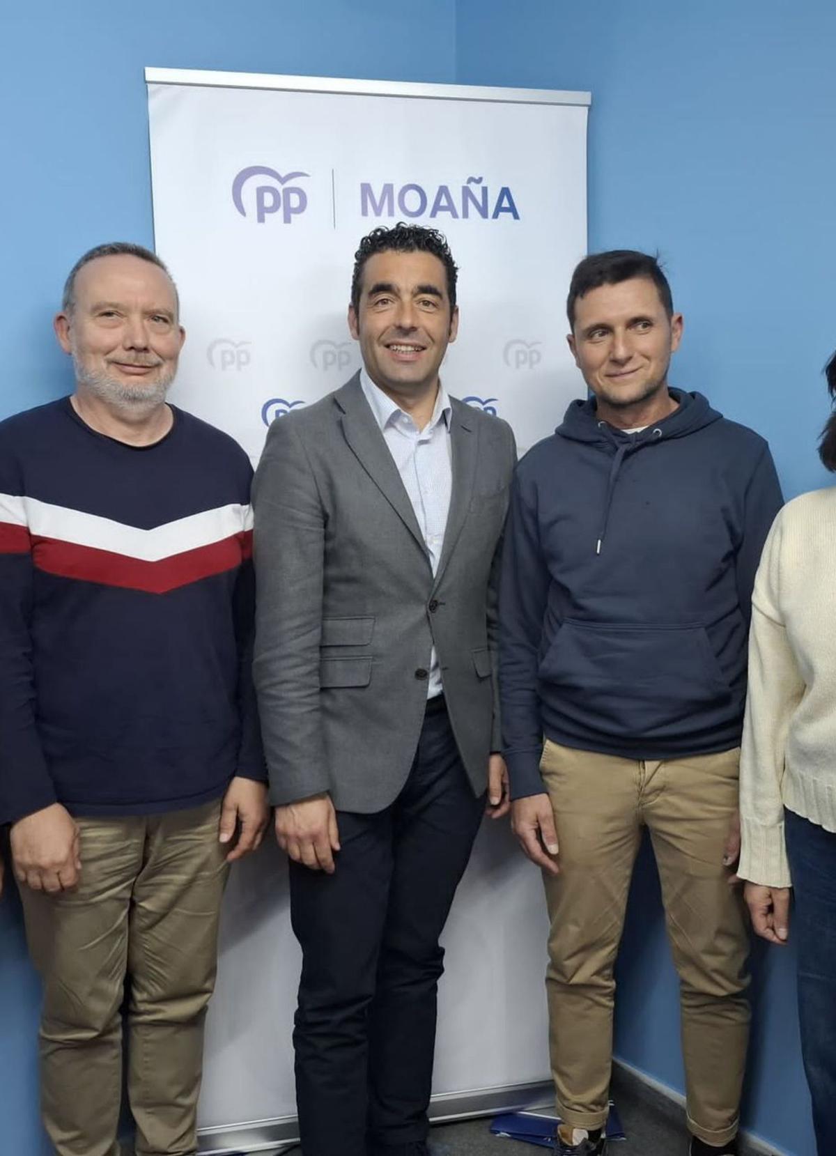 Luis López, ayer, con Alfonso Piñeiro (iz.) y Jorge Moreira (dch.).