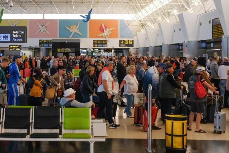 Las Palmas de Gran Canaria. Coronavirus. Aeropuerto  | 15/03/2020 | Fotógrafo: José Carlos Guerra