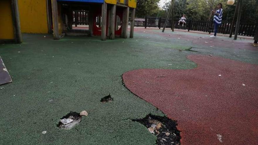 Destrozos en el firme del parque Zapardel.