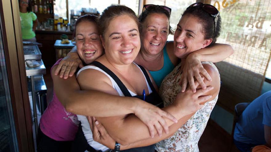 De izquierda a derecha, Cristina, Belén, Minerva y Leticia, hijas de Josefa, tras conocer la noticia del indulto de su madre, ayer en Betancuria.