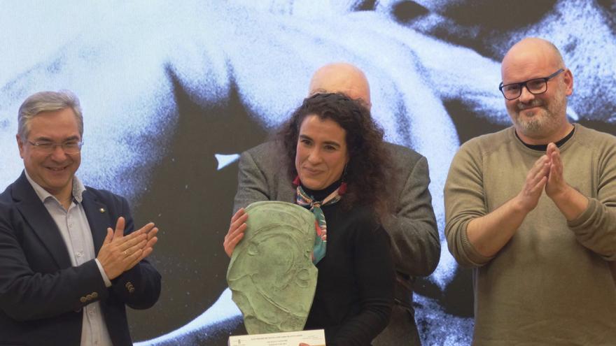 Cecilia Santomé tras recibir o premio
de mans de Luis Menor. |  Roi Cruz