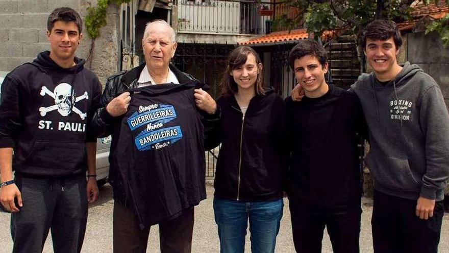 Los realizadores Alba Sánchez, Juan Pirola, Miguel García y Pedro Iglesias, con Camilo de Dios.  // FdV